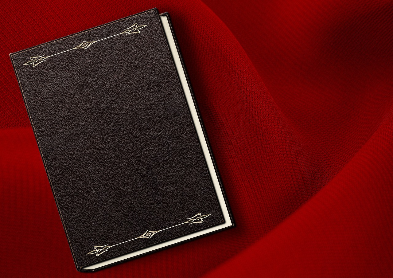 Гравированная красная обложка книги